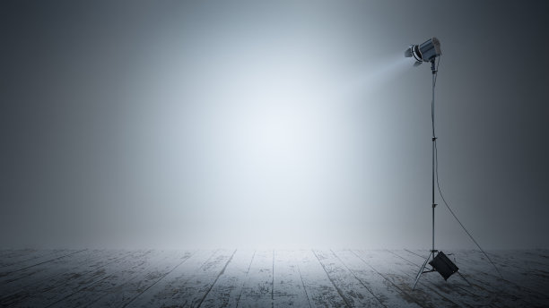 摄影照明。专业灯光下的白色空照相馆3d渲染图。空闲空间是空的，用于放置对象、文本或标志。木地板。工作室图片下载