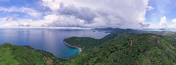 全景景观山脉自然景观从无人机相机。泰国普吉岛山海鸟瞰图。美丽的大海在夏天阳光明媚的日子里图片下载