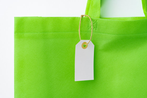 空白纸标签与购物者纸袋在白色背景图片下载
