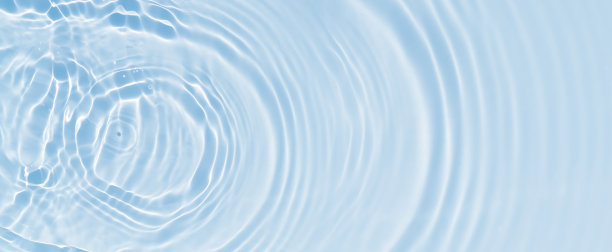 抽象的流水波从上方流过，阳光照射在明亮的蓝色水面上，美丽清新的概念为身体护理，化妆品，药房或饮料的复制空间图片下载