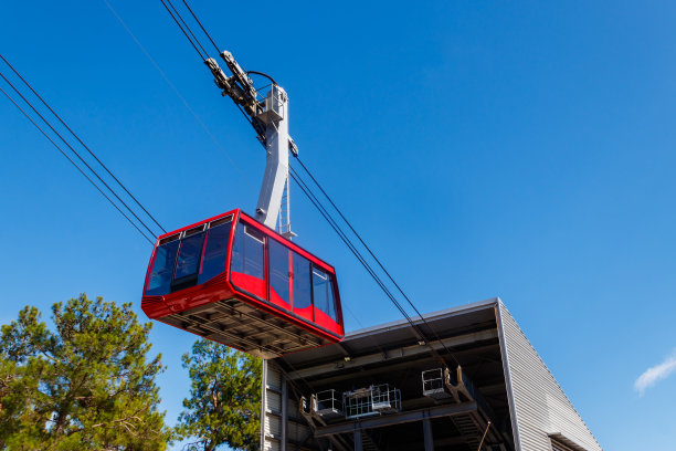 土耳其安塔利亚省塔塔利山顶的索道上的缆车图片下载