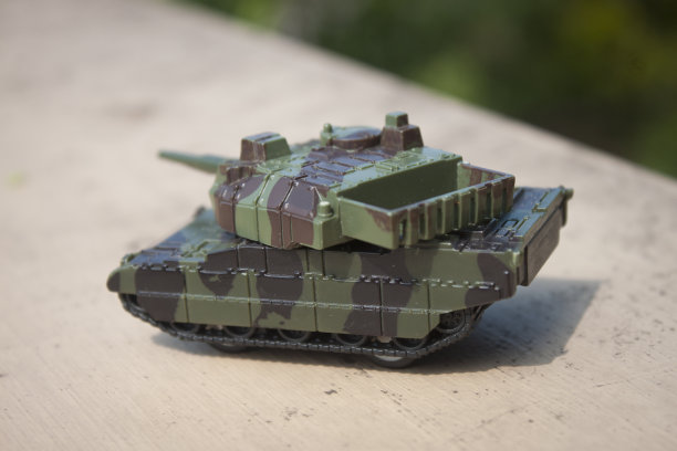 带有迷彩的玩具坦克图片下载