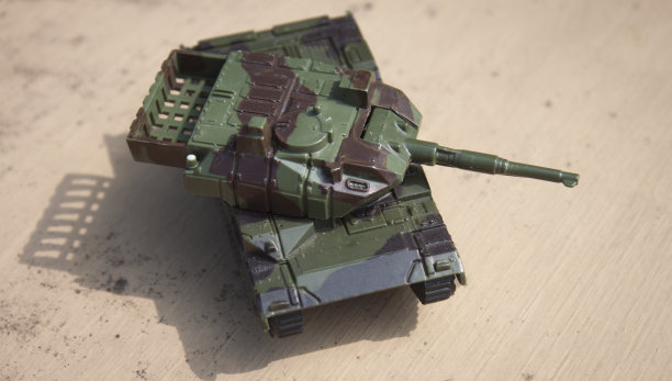 带有迷彩的玩具坦克图片下载