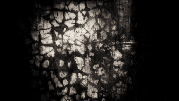 深色的老墙纹理背景，墙上布满了划痕图片下载