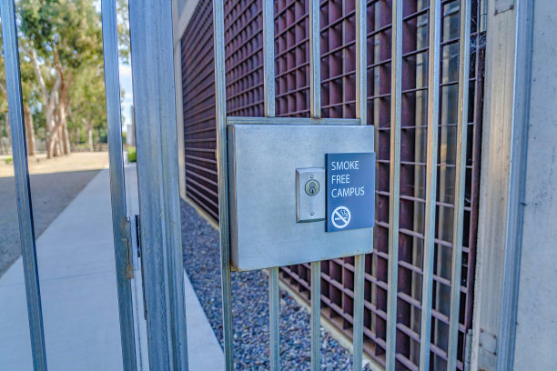 锁眼和无烟校园标志在学校的大门在加州圣地亚哥图片下载