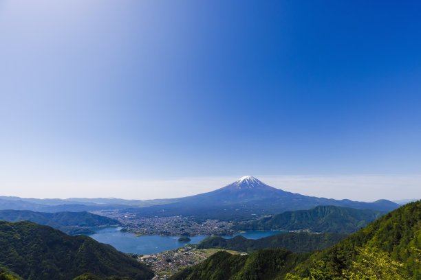 从新道山口看富士山，绿意盎然图片下载