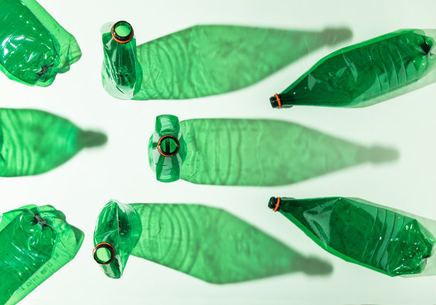 扁平的绿色塑料矿泉水瓶顶部视图背景图片下载