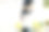 年轻的亚洲模特女孩穿着t恤在街上拿着白色的环保袋，模拟图片下载