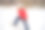 可爱的男孩爬上了一座雪山图片下载