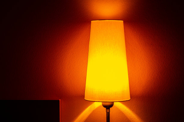 在黑暗中点亮了灯图片下载