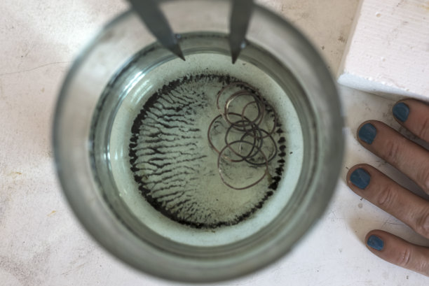 在碗里加水冷却图片下载