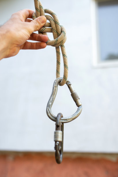 建筑攀登者手里拿着安全钩，特写图片下载