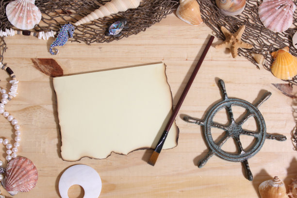 白纸，木本底边烧边，海贝和渔网。航海及海岸主题图片下载