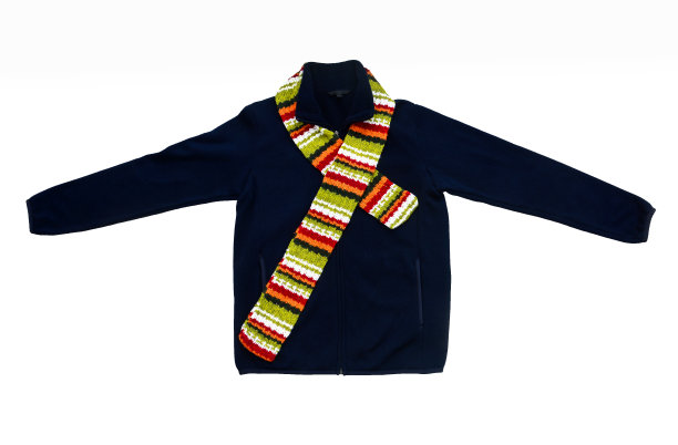 深蓝色羊毛户外夹克，白色背景，彩色针织围巾图片下载