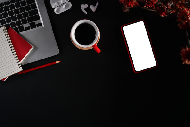现代工作空间的智能手机，笔记本电脑，咖啡杯和记事本的黑色背景。平铺，俯视图。图片下载