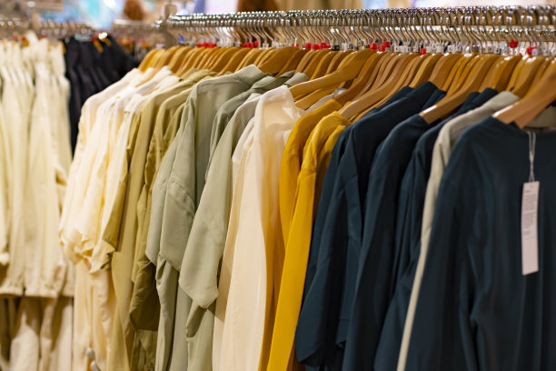 衣架搭配时尚的衣服，上衣衬衫套头衫白色，米黄色，蓝色图片下载