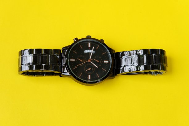 手表孤立在黄色背景图片下载