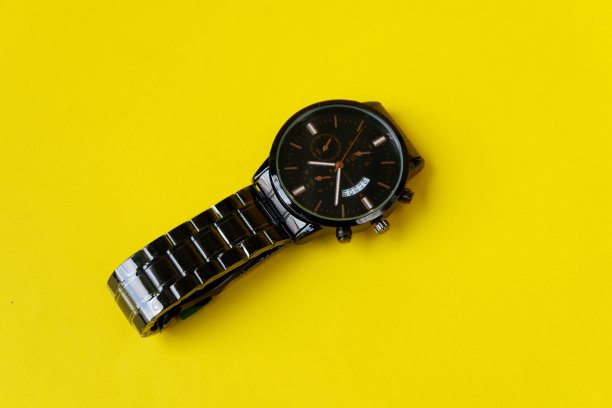 手表孤立在黄色背景图片下载