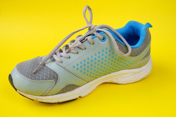 鞋子孤立在黄色背景上图片下载