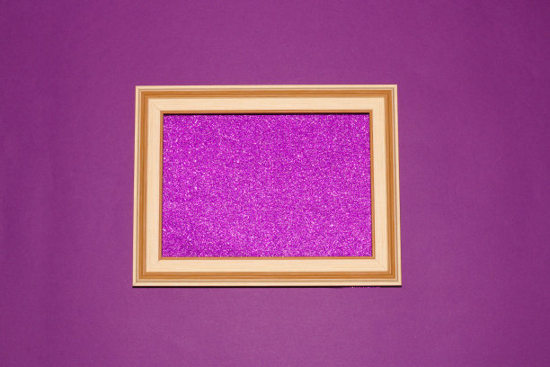 复古的框架与闪闪发光的紫色复制空间背景，周围的框架紫色背景，创意的艺术设计图片下载