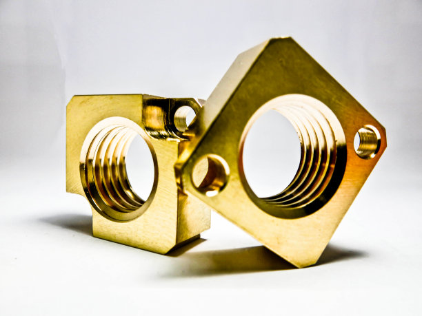 黄铜金属，2片金色的光，排成一排，里面有一根线。它是工业中的一种机械图片下载