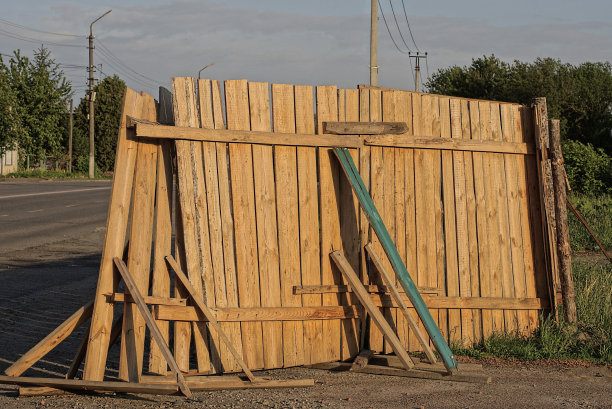 街道上棕色的破旧木栅栏的一部分图片下载