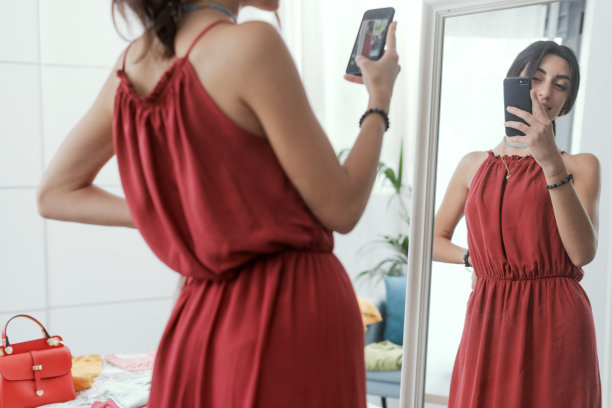 一个女人在和她的新裙子自拍图片下载