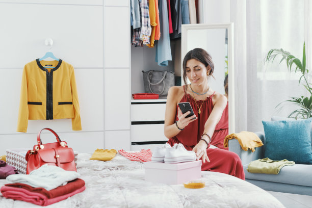 一个在网上卖衣服的女人图片下载