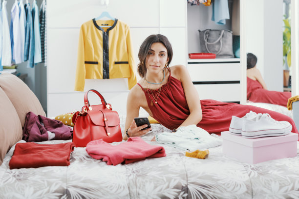 女人躺在床上和她的手机聊天图片下载