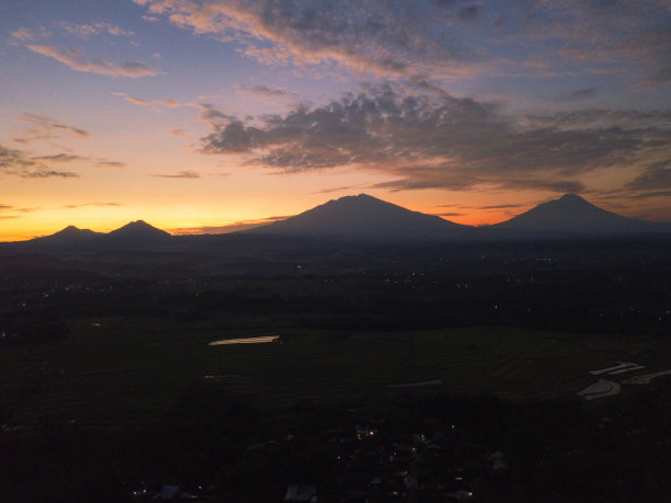 无人机拍摄的日出天空和乡村山脉的照片图片下载