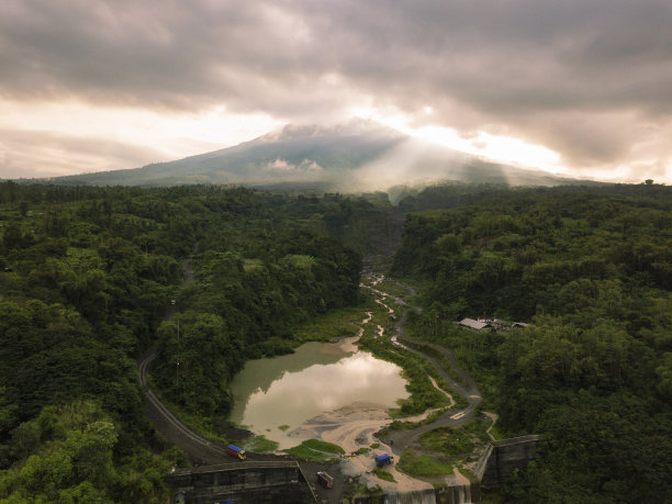 默拉皮山的景色，还有贝本格河和一个蓄水的湖图片下载