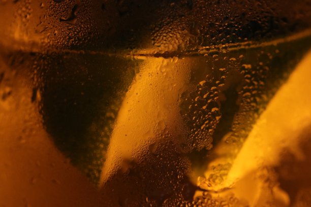 琥珀背光霜玻璃与石灰和饮料，近距离微距图像摄影。图片下载