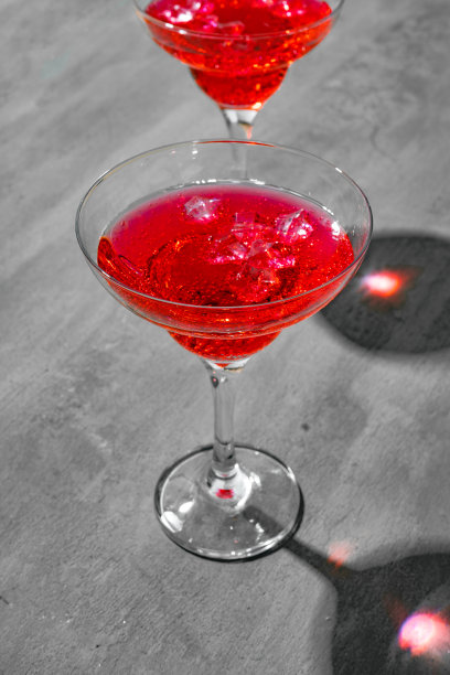 混凝土背景上的冷粉色鸡尾酒特写图片下载