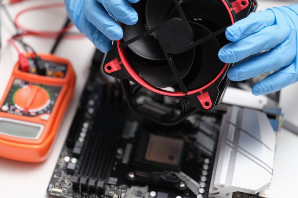 清洗和修理个人电脑，更换或安装风扇图片下载