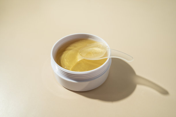 米色背景上站着一只蜗牛的白色盒子图片下载