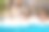 快乐的孩子们在游泳池里嬉水玩耍图片下载