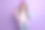 照片肖像的女人拿着芝士汉堡和可乐在手中孤立在生动的紫罗兰色背景图片下载