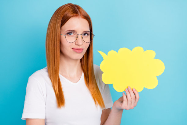 年轻迷人的女孩的照片快乐积极的微笑泡泡云想嗯嗯想法孤立在蓝色的背景图片下载