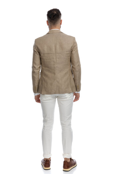 商人在镜头前露背图片下载