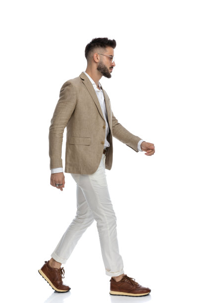 侧面的一个英俊的商人走态度图片下载