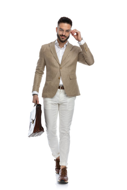 时装模特一边修眼镜，一边走向镜头图片下载