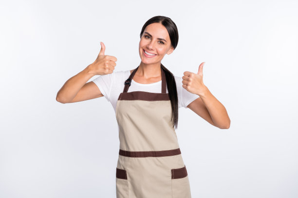 照片开朗漂亮的女士显示双手大拇指向上看相机牙齿微笑孤立在白色背景图片下载