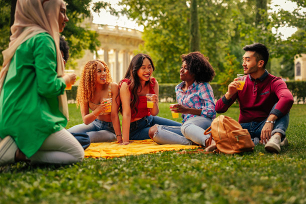 年轻人聚集在公园里图片下载