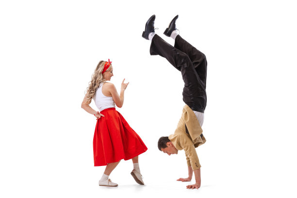 动态画像跳舞夫妇在复古风格的衣服跳舞，跳跃孤立在白色背景。艺术、音乐、时尚、舞蹈的学校概念图片下载