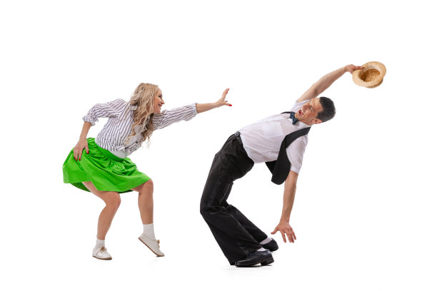 动态画像跳舞夫妇在复古风格的衣服跳舞，跳跃孤立在白色背景。艺术、音乐、时尚、舞蹈的学校概念图片下载