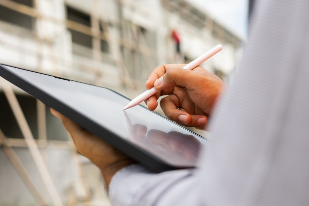 在现代住宅建筑施工中使用平板电脑进行检查和维护图片下载