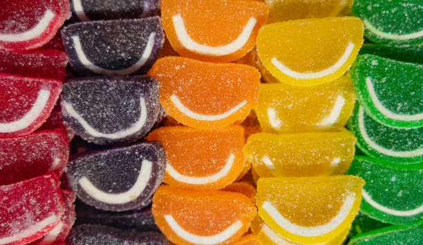 一片片带着微笑的彩色果酱糖图片下载