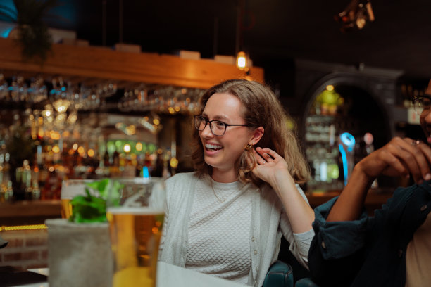 各种各样的工作朋友一起出去吃饭，谈笑风生图片下载