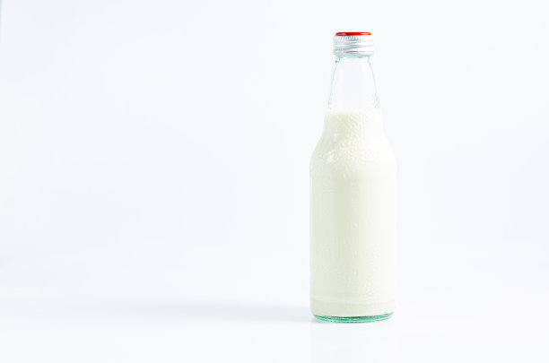 奶瓶在白色的背景，奶瓶。孤立在白色背景上图片下载