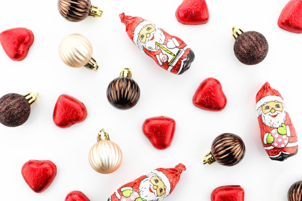 假日季节扁平的背景制作的圣诞树装饰和包装巧克力糖果图片下载